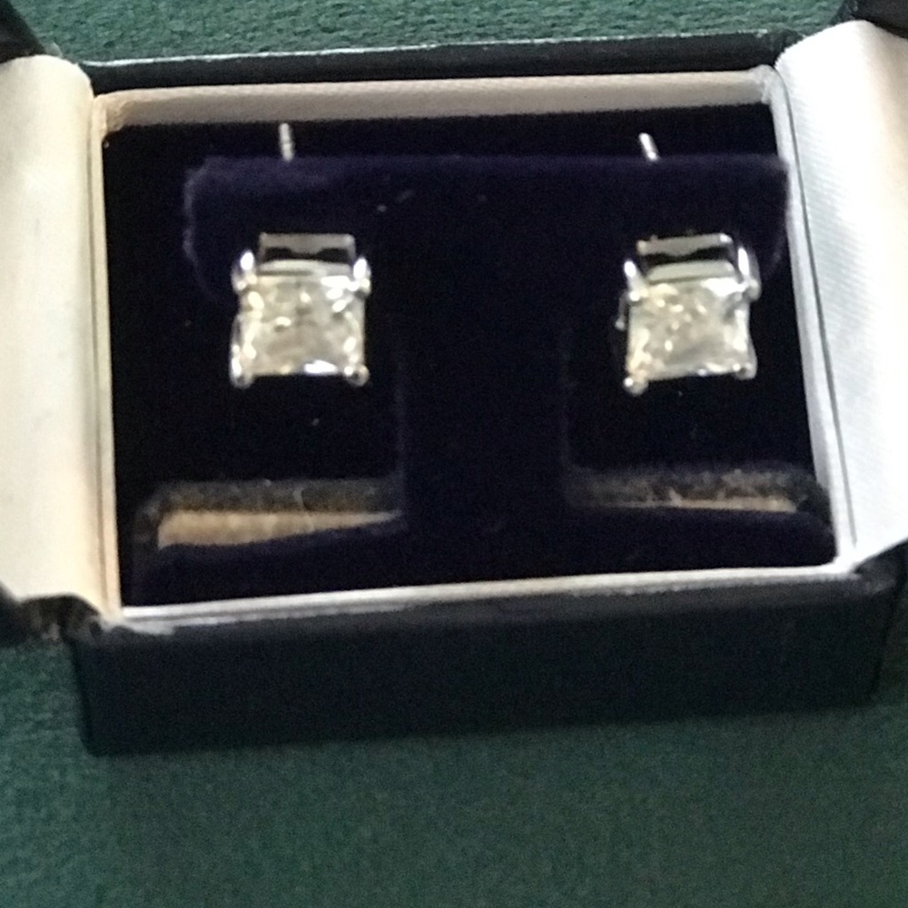 C-Z princess-cut earrings! 😱🎄🕎